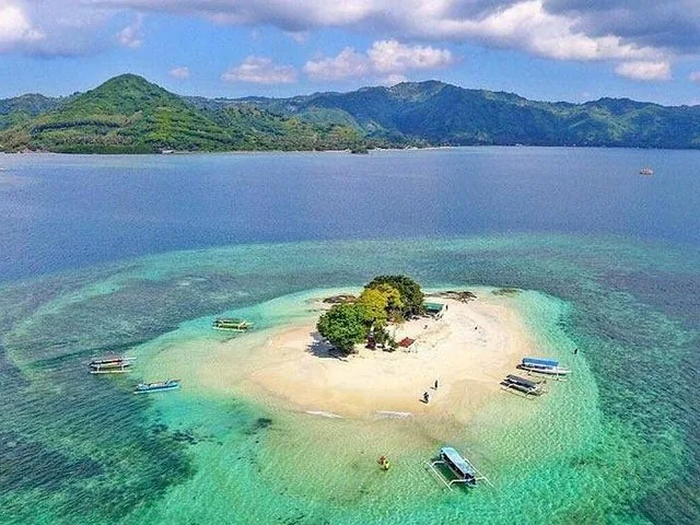 Luftaufnahme einer kleinen tropischen Insel mit Booten vor Gili Nanggu.